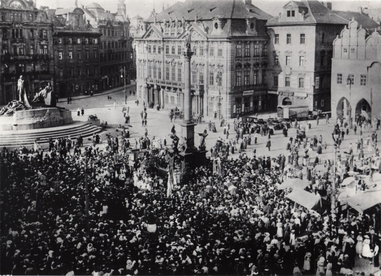 Mariánský sloup na Staroměstském náměstí v Praze v roce 1917